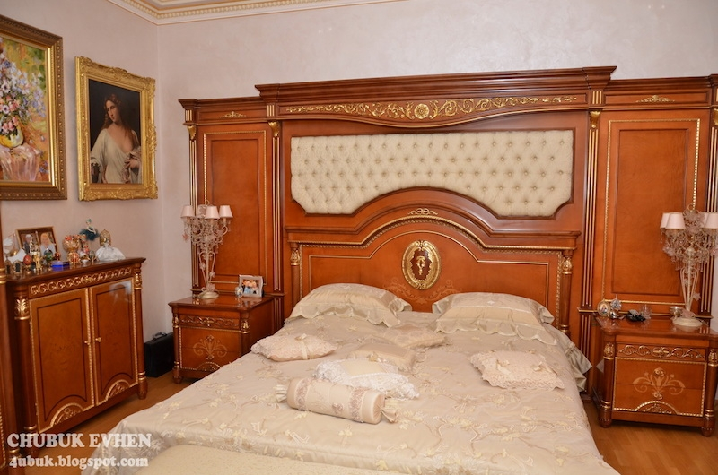 Illustration for article titled Tour the Opulent, Evacuated McMansions of Ukraine's Fallen Leaders